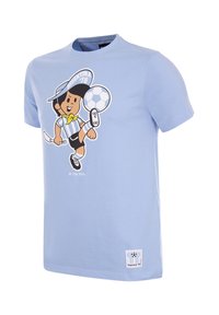 T-shirt en coton bleu clair présentant un joueur de football de dessin animé portant un maillot rayé, avec des accents comme un chapeau et un bandana jaune.