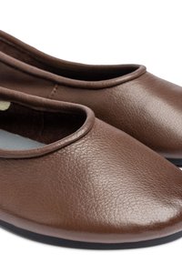 Scarpe slip-on in pelle marrone con punta rotonda e design a profilo basso. Superficie liscia con una finitura strutturata e un sottile labbro attorno all'apertura.