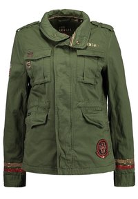Chaqueta estilo militar de color verde oliva con cuatro bolsillos delanteros, parches bordados y rayas decorativas en los puños. Fabricada con tela resistente.
