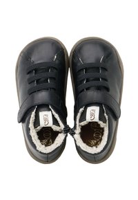 Zapatos de piel negra con punta redonda, material texturizado, cierre con cordones y Velcro, forro de forro polar y suelas de goma marrón.