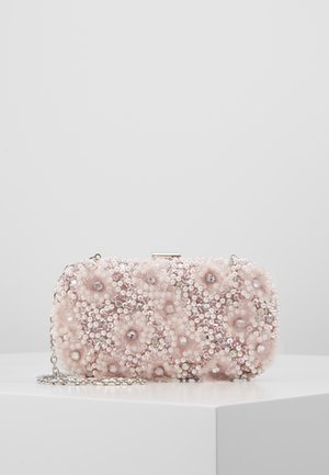 Clutchpung pyntet med pink blonder, perler, palietter og krystaller, hvilende på en hvid overflade med et sølvkæde håndtag.