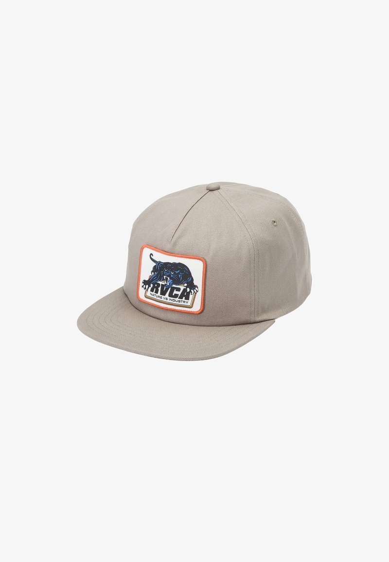 Beige Kappe aus strukturiertem Stoff mit einem rechteckigen Patch, der ein blaues Tiermotiv und fetten schwarzen Text zeigt. Der Schirm ist flach und breit.