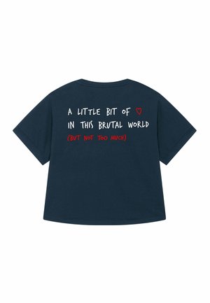 T-shirt oversize blu navy con maniche corte, con testo bianco e rosso sul retro: "Un po' di ❤️ in questo mondo brutale (ma non troppo)."
