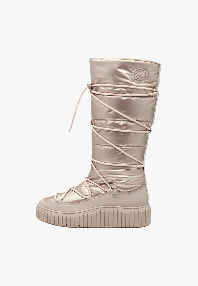 Bottes hautes matelassées en rose pâle avec un laçage croisées, dotées d'une semelle plate-forme texturée et d'un patch logo sur le côté extérieur.
