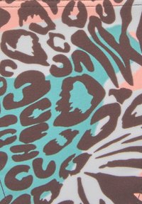 Musterstoff mit einer Mischung aus braunen, türkisfarbenen und korallenfarbenen Leopardenflecken auf einem hellen Hintergrund, glatte Textur mit leichtem Glanz.