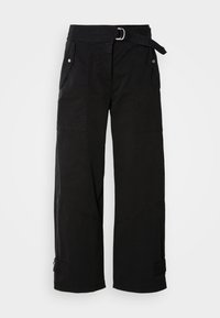 Pantaloni neri a gamba larga con cintura, molteplici tasche e cuciture angolari. Realizzati in tessuto resistente con una texture liscia.