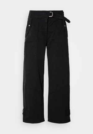 Pantalons larges noirs avec une ceinture, plusieurs poches et des coutures angulaires. Fabriqués à partir d'un tissu durable avec une texture lisse.