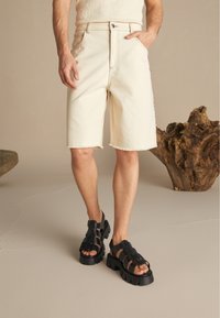Zign Studio Džínové kraťasy - off-white