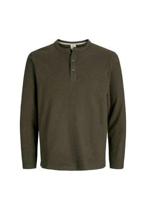 Donkergroene henley shirt met lange mouwen, ronde halslijn en een drievoudige knoopsluiting, weergegeven op een witte achtergrond.