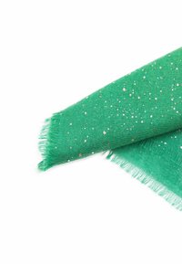 Sciarpa verde con bordo frangiato, realizzata in un tessuto leggero, decorata con macchie metalliche argento.