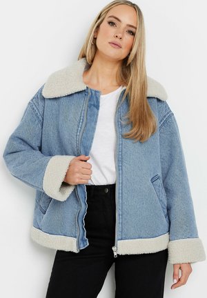Giubbotto in denim blu chiaro con colletto e polsini in finta shearling crema a contrasto. Presenta una chiusura con zip e due tasche laterali.