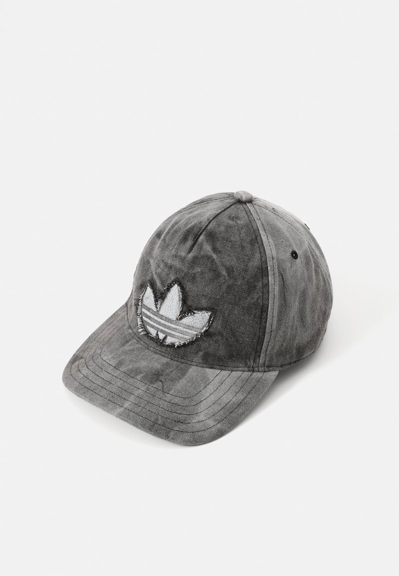 Casquette en coton gris avec une texture légèrement usée, présentant un logo brodé avec trois feuilles et des rayures sur le devant.
