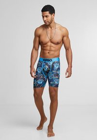 Boxeri pentru bărbați de culoare albastră cu un model floral. Au un tiv elastic cu logo și un design ajustat cu tăiere până la mijlocul coapsei.