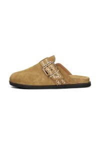 Scarpa slip-on in suede marrone con suola in gomma nera, caratterizzata da una fibbia argentata e cuciture decorative bianche sulla parte superiore.