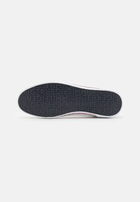 Tommy Hilfiger CORE CORPORATE - Zapatillas - white