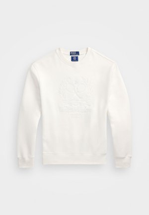 Hvid sweatshirt med rund hals, prydet med præget tennisracket og laurbærdesign, samt teksten "Wimbledon 2025" i midten.