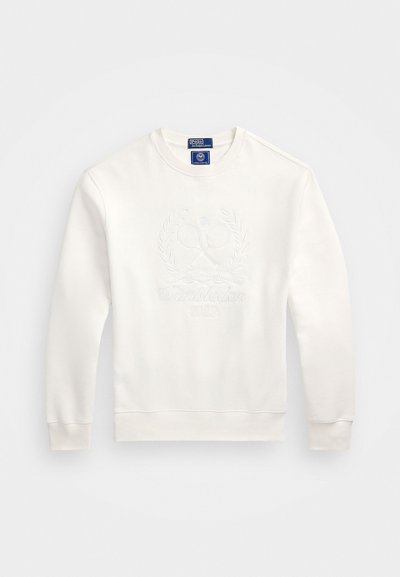Sweatshirt alb cu guler rotund, având un design cu rachetă de tenis și laur embosat, precum și textul "Wimbledon 2025" în centru.