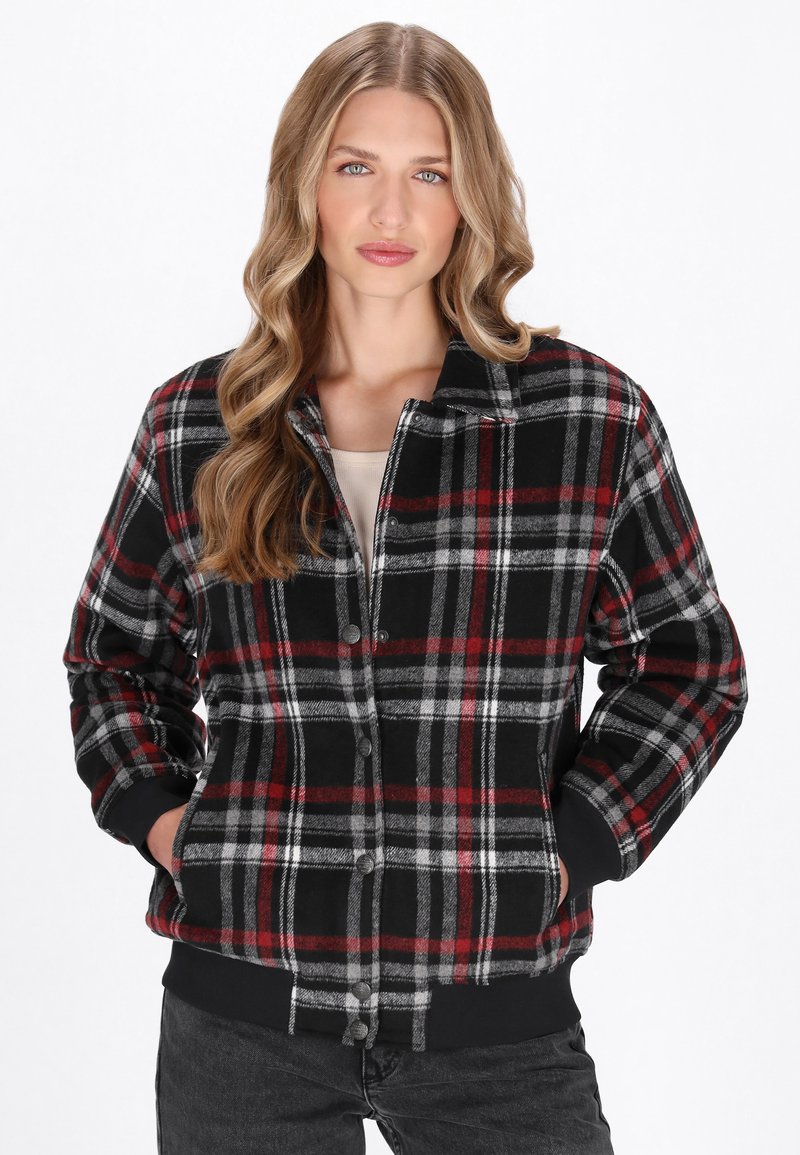 Veste à carreaux noire, rouge et grise, avec un devant boutonné, un col et des poignets élastiques, fabriquée dans un tissu texturé et dotée de deux poches latérales.