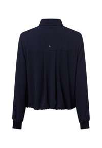Marineblaues Langarmshirt mit hohem Kragen, elastischen Bündchen, gerafftem Saum und kleinem rundem Metalllogo auf der Rückseite.