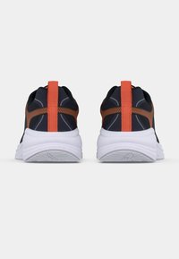 Miesten urheilukengät, joissa on musta päällinen, oranssit yksityiskohdat ja valkoinen välipohja. Varustettu pehmustetulla kauluksella ja tabilla kantapäässä helppoa pukemista varten.