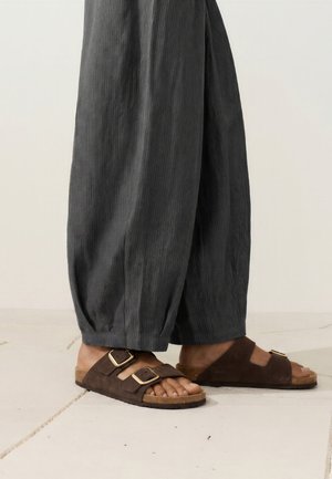 OYSHO, BUCKLE SANDALS - Pantolette flach - dark brown