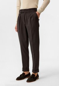 Hoge taille, donkergrijze pantalon met een fijne streep, met een gladde textuur, voorzien van een dubbele knoopsluiting en omgeslagen hemden.