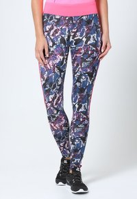 Leggings multicolori con un motivo astratto in blu, rosa e nero. Realizzati in materiale elastico, con un design aderente e dettagli neri.