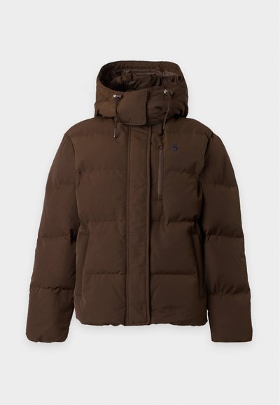 Veste d’hiver matelassée marron avec capuche, fermeture éclair sur le devant et poches, présentée sur un fond uni.