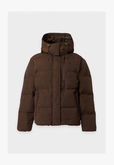 Veste d’hiver matelassée marron avec capuche, fermeture éclair sur le devant et poches, présentée sur un fond uni.