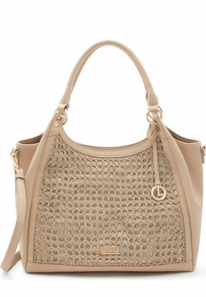 Sac à main beige avec panneau avant tissé, plaque logo dorée, poignées arrondies, bandoulière amovible et pendentif circulaire doré sur la poignée.