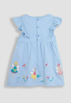 Robe bleu clair à pois blancs, manches volantées, fermeture à boutons à l'arrière, et fées brodées avec des accents floraux.