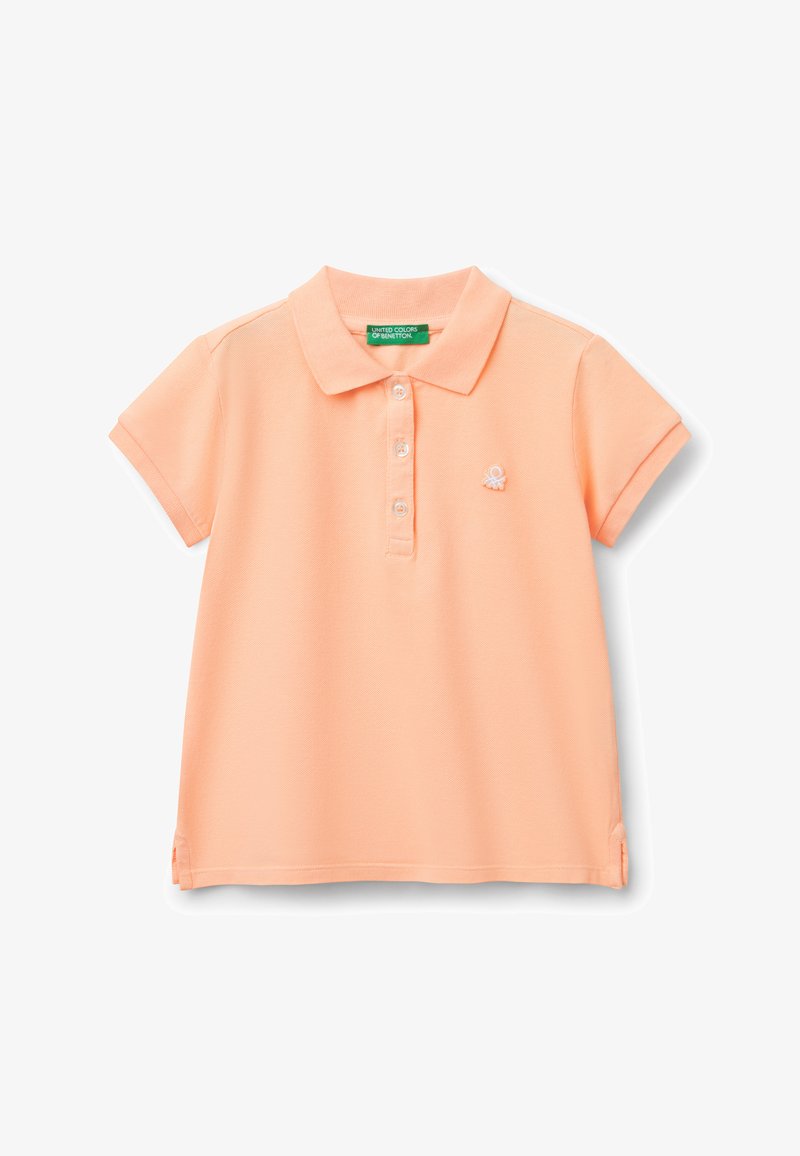 Polo à manches courtes en coton pêche clair, avec une patte de boutonnage à trois boutons et un petit logo brodé sur la poitrine. Texture lisse.