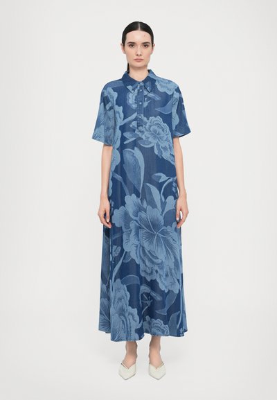 Dunkelblaues Denim-Kleid mit floralem Muster. Hat kurze Ärmel, einen Kragen und Knöpfe vorne. Fließende Silhouette bis zum Knöchel.