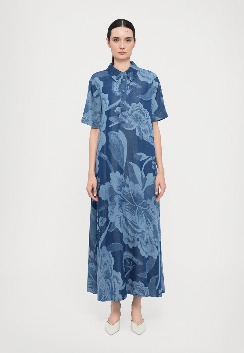 Rochie din denim de culoare albastru închis, cu un model floral. Dispune de mâneci scurte, guler și nasturi pe față. Siluetă fluidă până la glezne.