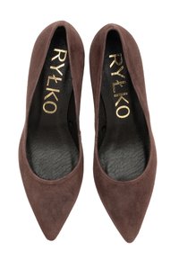 Para brązowych zamszowych balerin damskich z czarnymi wkładkami i złotym logotypem "RYŁKO" wewnątrz.