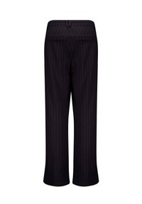 Zwarte, gestreepte broek met een recht model, voorzien van een tailleband en achterzakken. De stof lijkt glad met een subtiele glans.