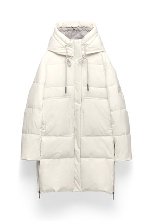 Manteau d'hiver long rembourré blanc avec grande capuche, cordons de serrage, deux poches avant et zips sur les côtés.