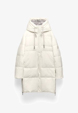 Cappotto invernale lungo, imbottito e bianco, con grande cappuccio, coulisse, due tasche frontali e cerniere laterali.