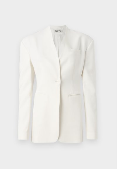 Witte op maat gemaakte blazer met een enkele knoop, scherpe revers, twee vo pockets en een borstzak. Glad materiaal met een gestructureerde silhouet.