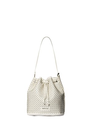 Sac seau blanc Marc Ellis avec clous dorés, fermeture à cordon et bandoulière simple.