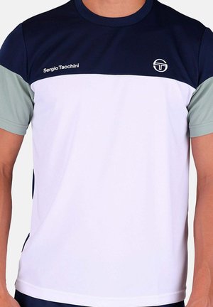 Mann trägt ein Sergio Tacchini Kurzarm-Colorblock-Shirt mit marineblauen, weißen und hellgrauen Paneelen sowie einem Rundhalsausschnitt.