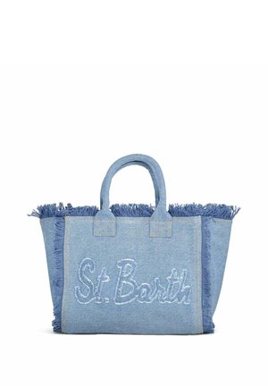Sac cabas en denim avec bords à franges et "St. Barth" brodé sur le devant, avec deux poignées courtes et forme rectangulaire.