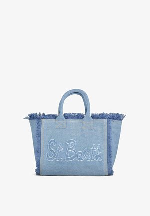 Sac cabas en denim avec bords à franges et "St. Barth" brodé sur le devant, avec deux poignées courtes et forme rectangulaire.