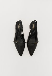 Mustad nahast slingback-kõrged kontsad terava toe, kitsas pahkluu rihm ja väike pandla detail. Pehme tekstuur ja minimalistik disain.