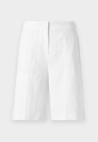 Λευκά, ραμμένα σορτς μέχρι το γόνατο με ψηλή μέση και πιέτες μπροστά, απεικονισμένα επίπεδα σε ανοιχτό φόντο.