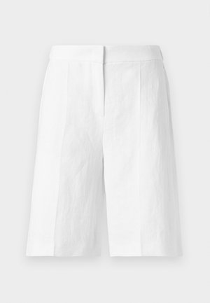 Λευκά, ραμμένα σορτς μέχρι το γόνατο με ψηλή μέση και πιέτες μπροστά, απεικονισμένα επίπεδα σε ανοιχτό φόντο.