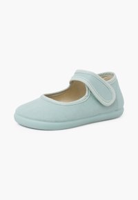 Zapato Mary Jane azul claro para niño pequeño con tira ajustable de gancho y bucle y suela de goma blanda, mostrado sobre fondo blanco.