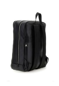 Zaino nero dal design elegante, realizzato in tessuto liscio, dotato di doppia cerniera, spallacci imbottiti e tasca laterale per un facile accesso.