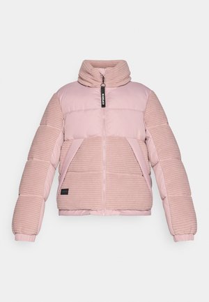 Puffy rosa jakke med høy krage, med ribbede detaljer på ermene og foran, glidelås og frontlommer. Glatte og teksturerte stoffer.