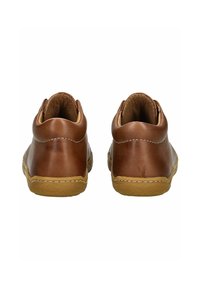 Braune Lederschuhe mit glatter Oberfläche, rundem Design, kontrastierendem Nähen und einer flexiblen Gummisohle. Die Rückansicht zeigt einen gepolsterten Schaftrand.